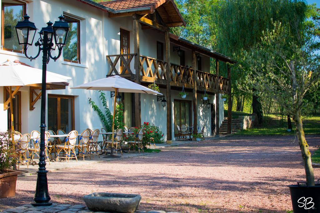 La Ferme Aux Biches Bed & Breakfast Commelle-Vernay Exterior photo