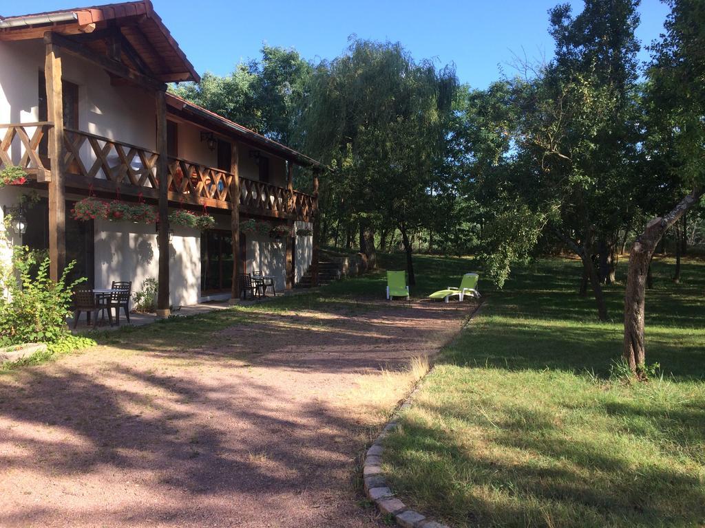 La Ferme Aux Biches Bed & Breakfast Commelle-Vernay Exterior photo